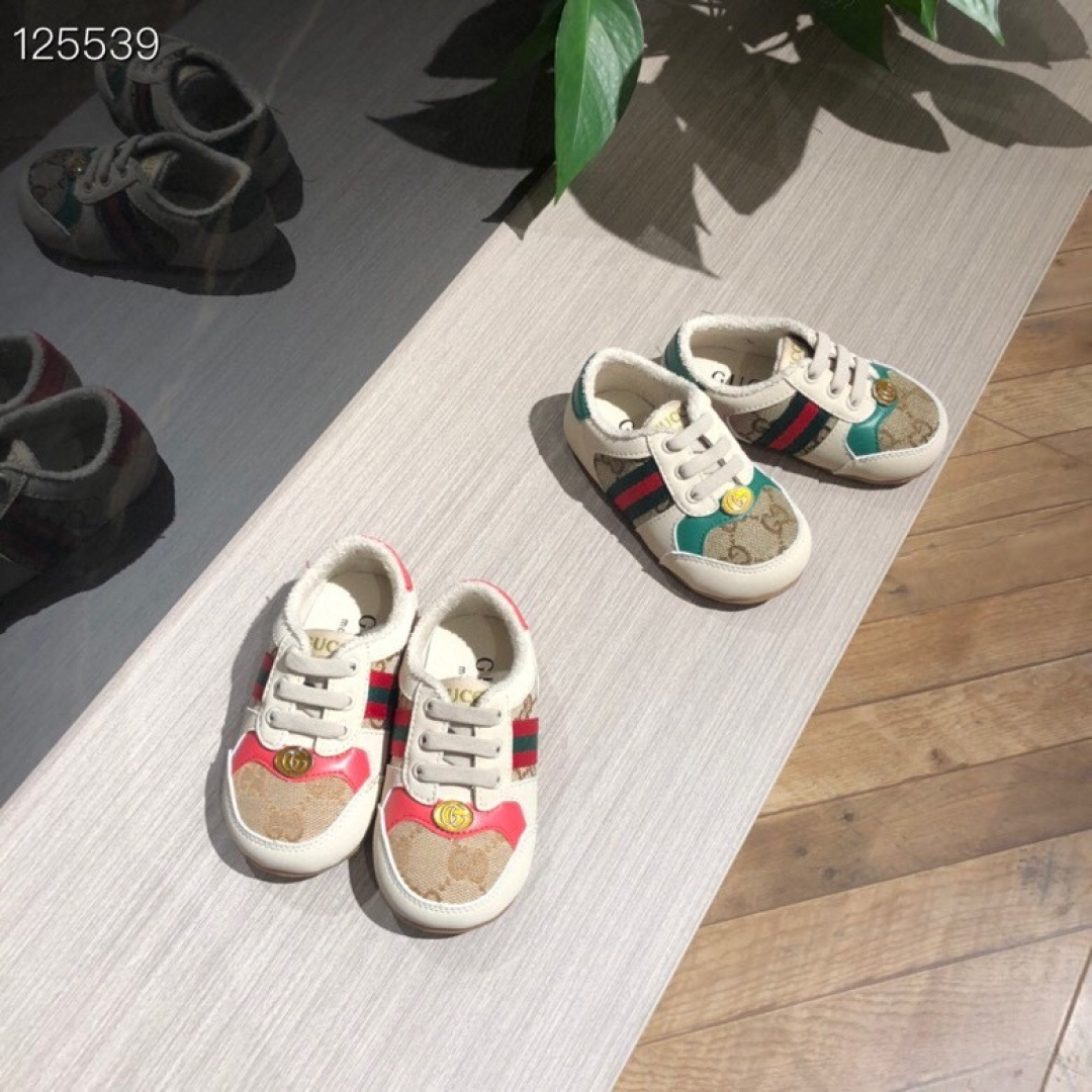 Children's shoes child